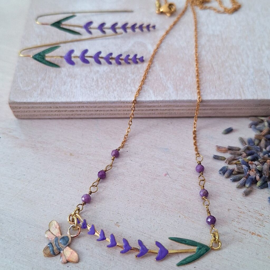 Set collana e orecchini lavanda donna in ottone smaltato viola, set gioielli boho con ape pendente