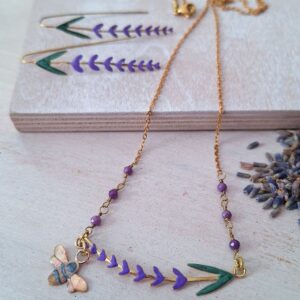 Collana e orecchini lavanda donna in ottone smaltato viola, set gioielli boho con ape pendente
