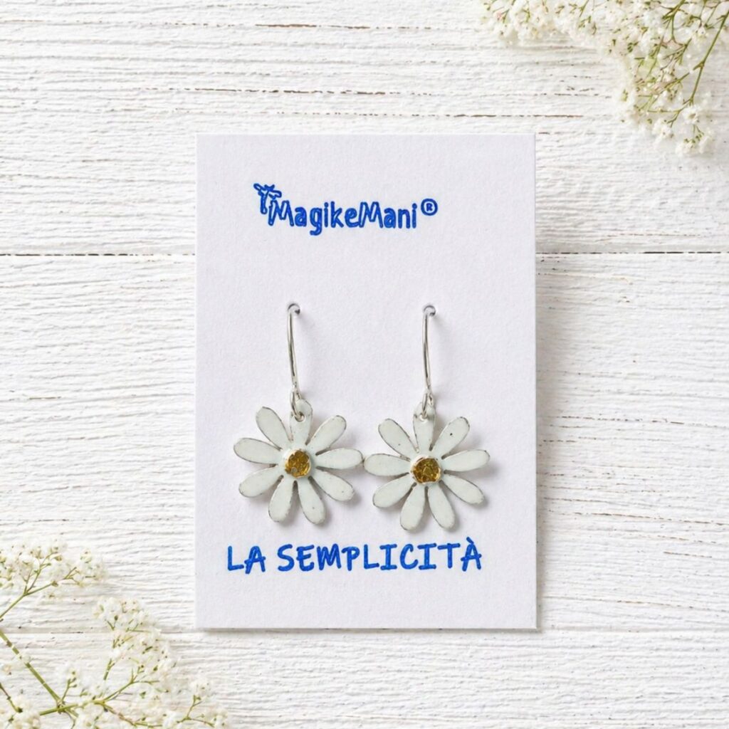 Orecchini Margherita pendenti artigianali smaltati, simbolo di semplicità