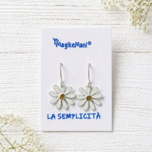 Orecchini Margherita pendenti artigianali smaltati, simbolo di semplicità