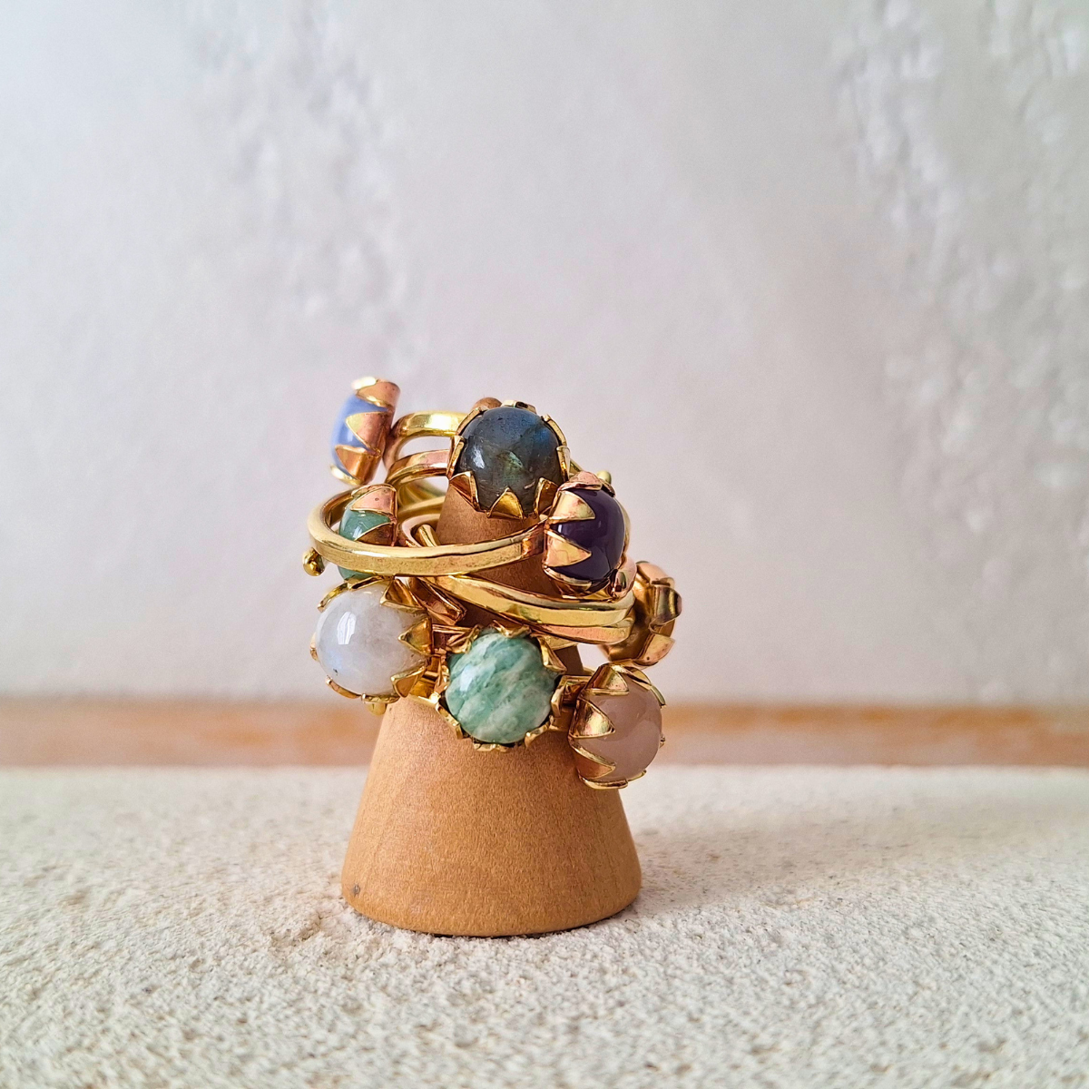 Anello regolabile in ottone e pietra naturale, gioiello artigianale