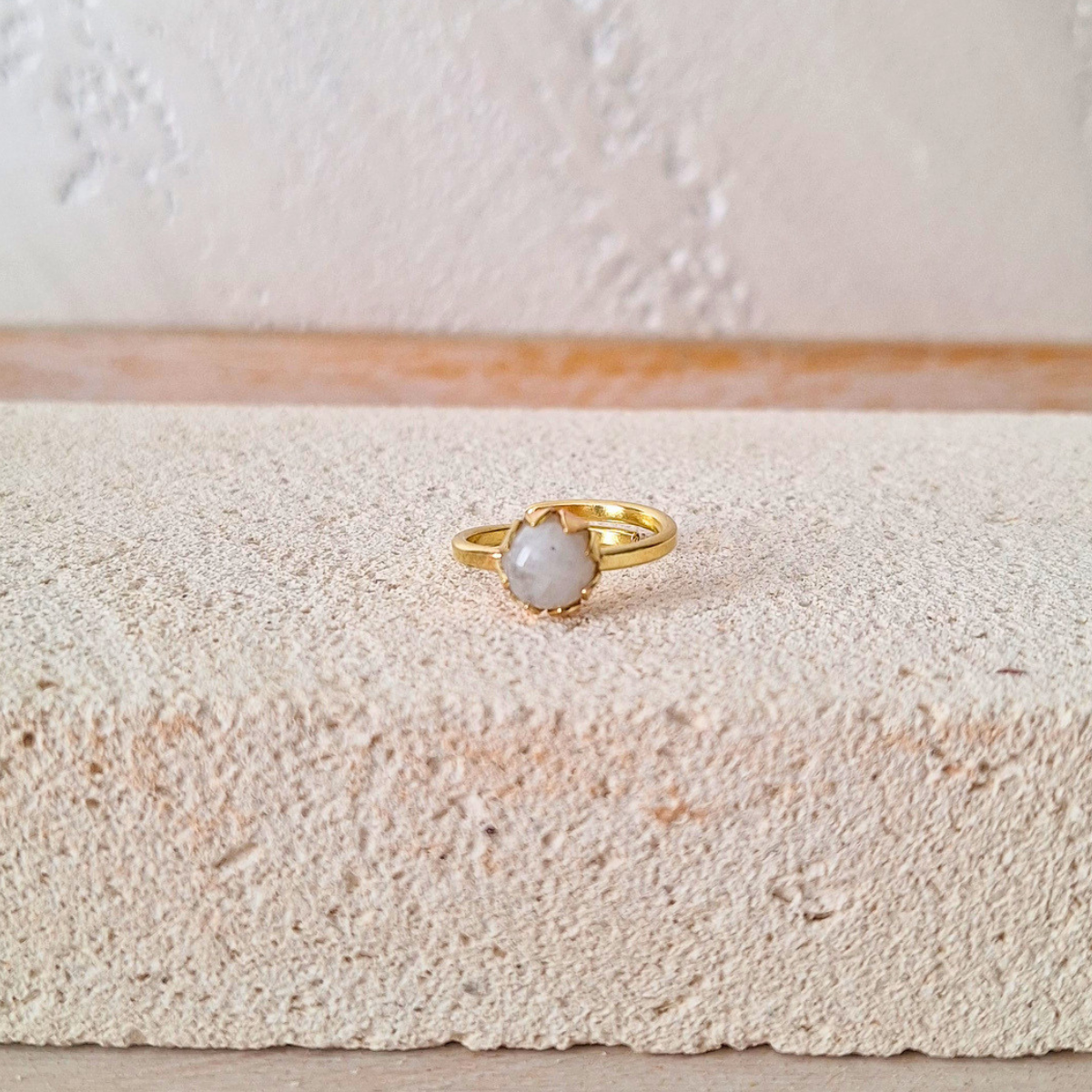 Anello regolabile in ottone e pietra naturale, gioiello artigianale - immagine 6