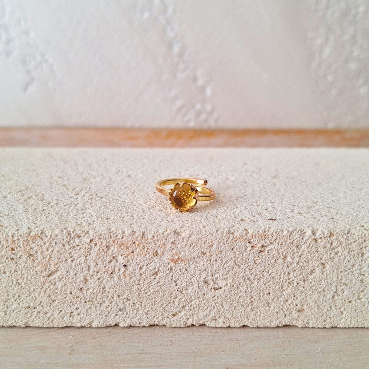 Anello regolabile in ottone e pietra naturale, gioiello artigianale - immagine 4