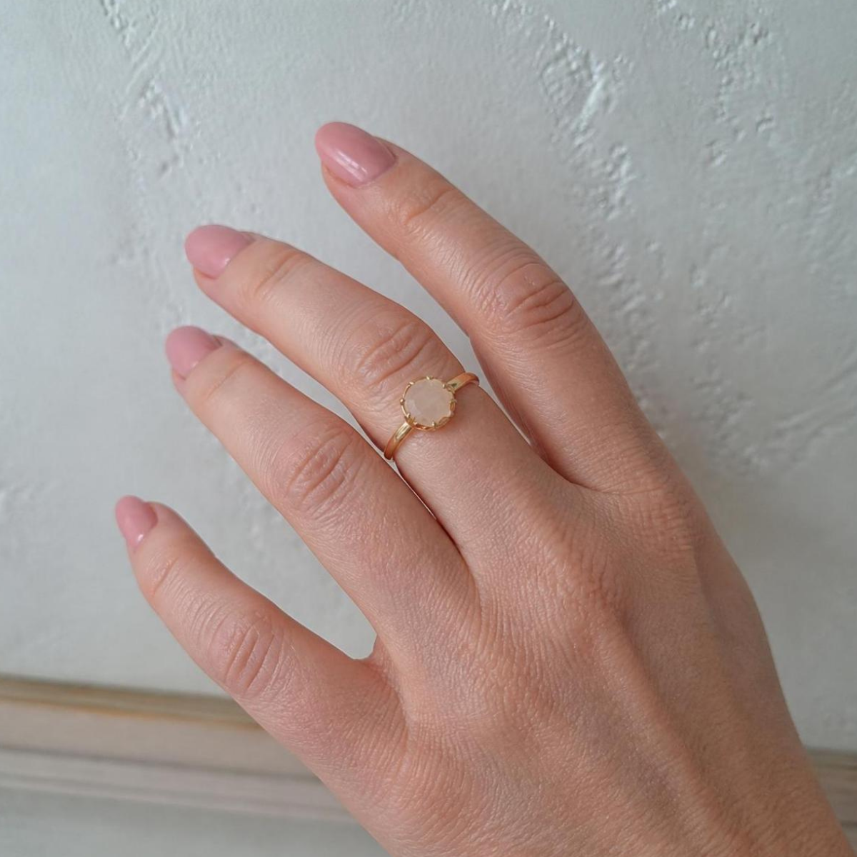 Anello regolabile in ottone e pietra naturale, gioiello artigianale - immagine 3