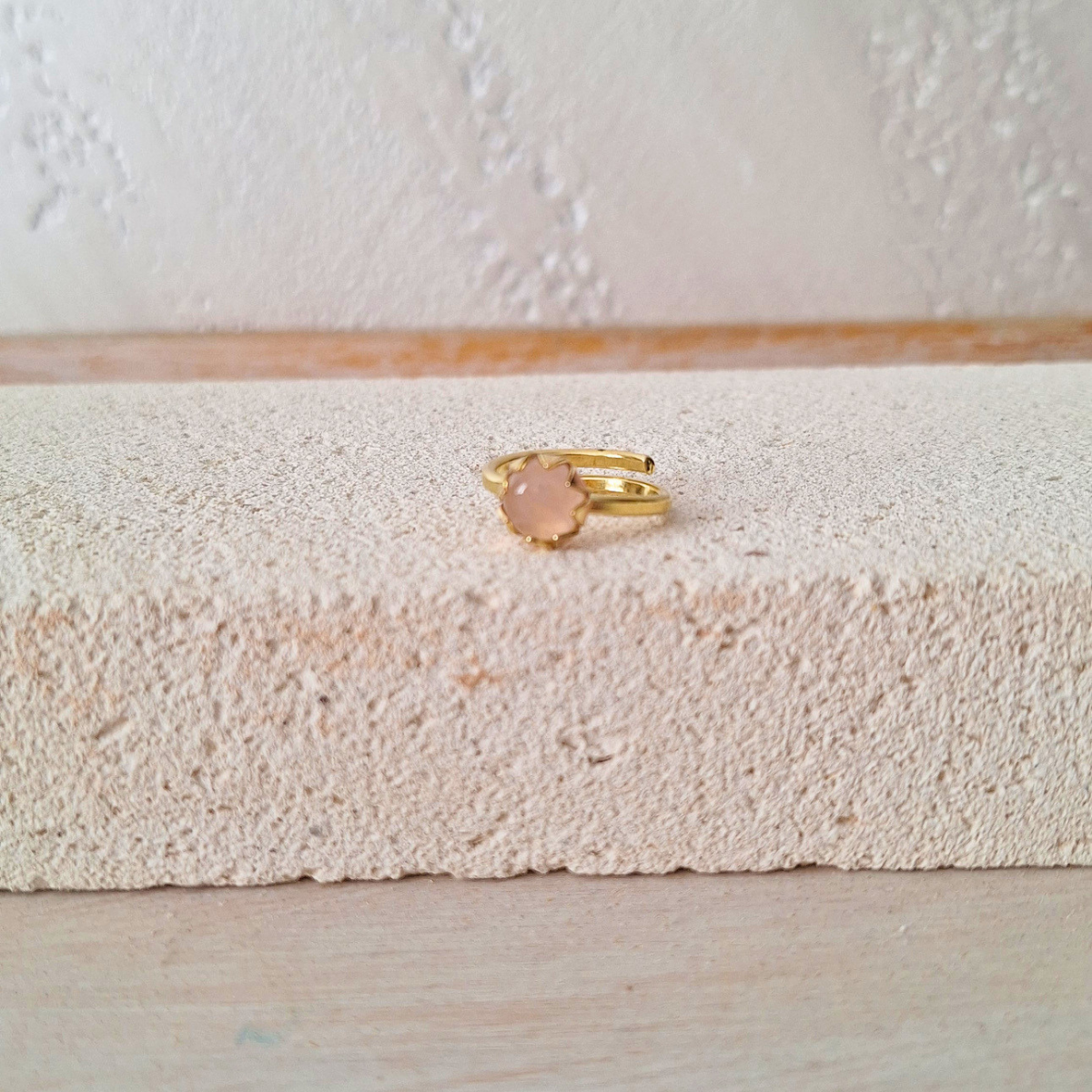 Anello regolabile in ottone e pietra naturale, gioiello artigianale - immagine 2