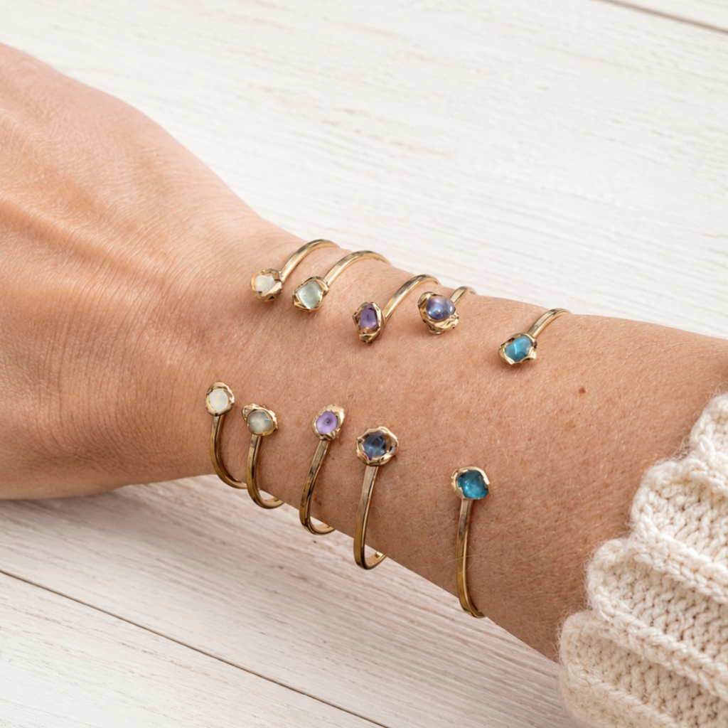 Bracciale artigianale in ottone naturale con goccia di colore, piccoli germogli