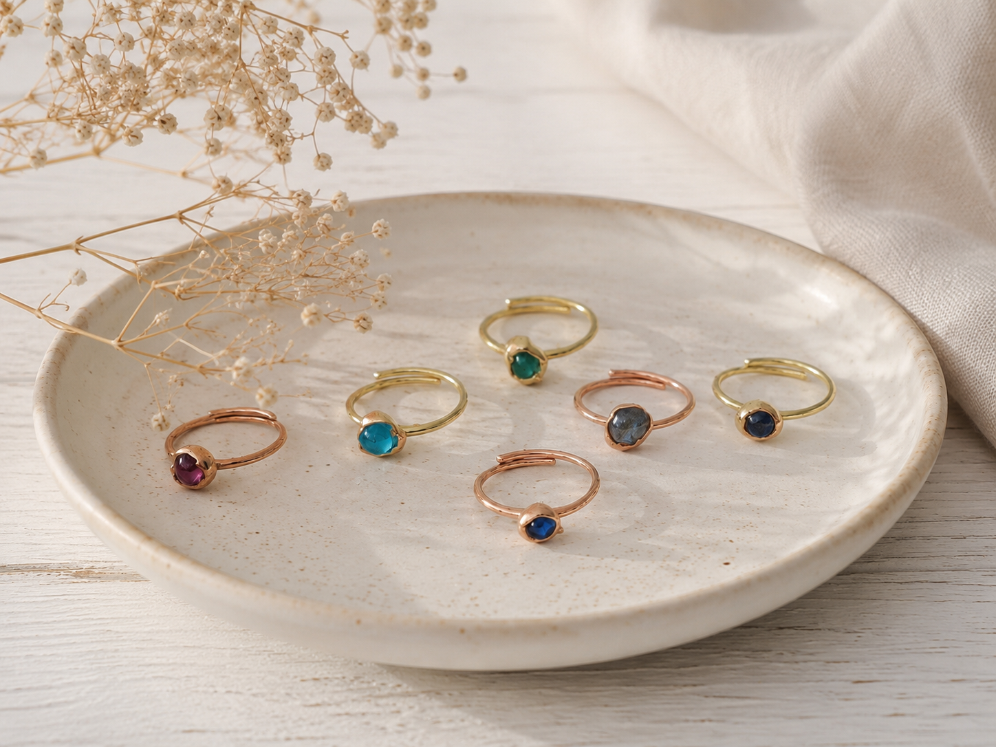 Anello artigianale in ottone naturale con goccia di colore, piccoli germogli - immagine 3