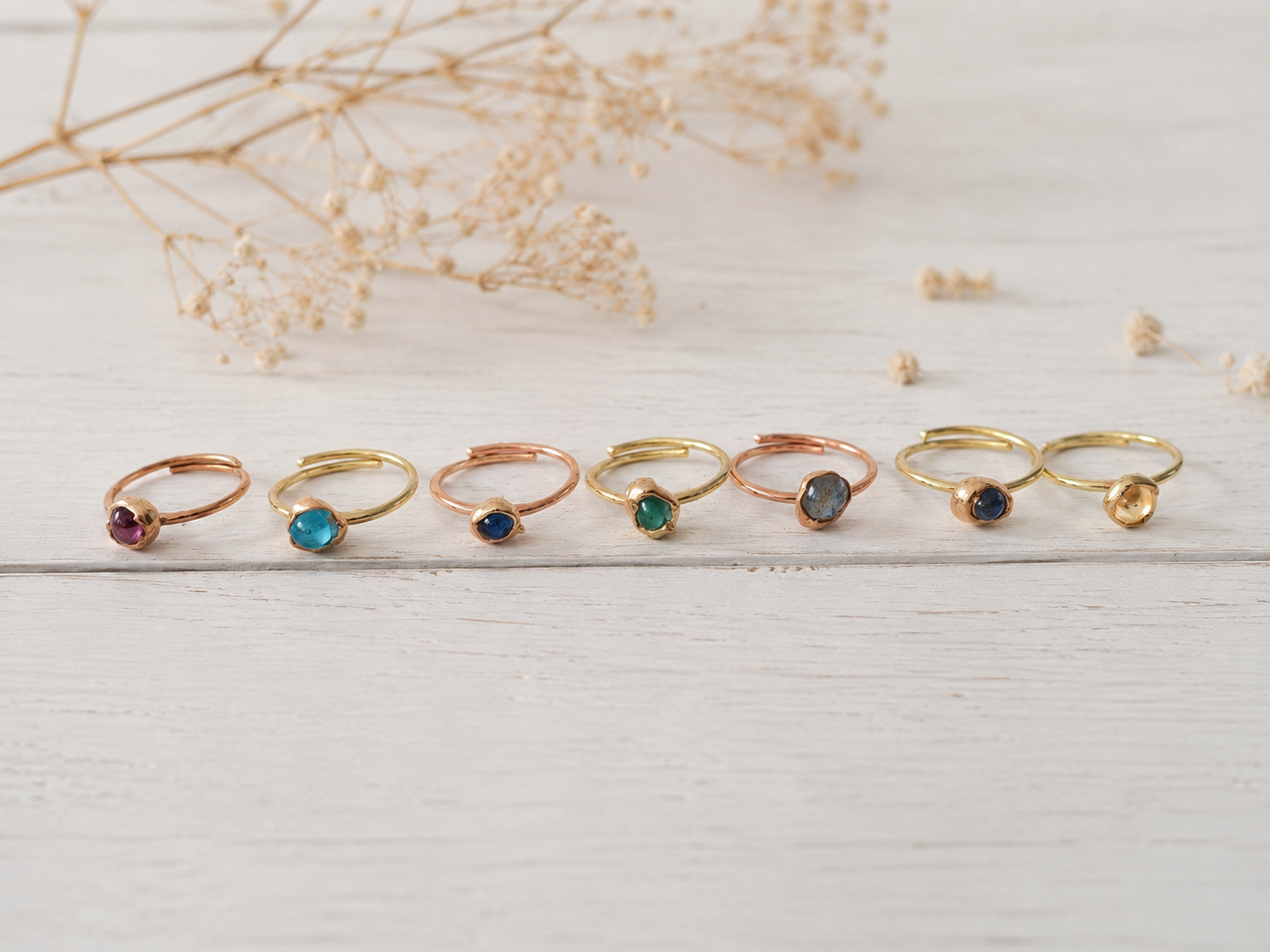 Anello artigianale in ottone naturale con goccia di colore, piccoli germogli - immagine 2