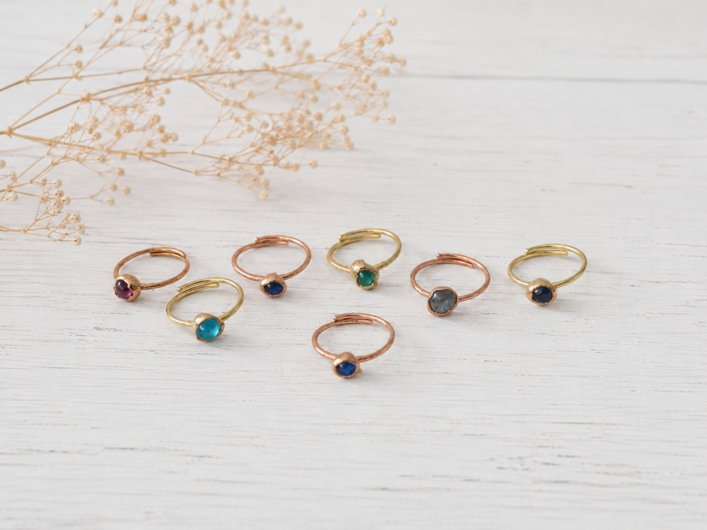 Anello artigianale in ottone naturale con goccia di colore, piccoli germogli