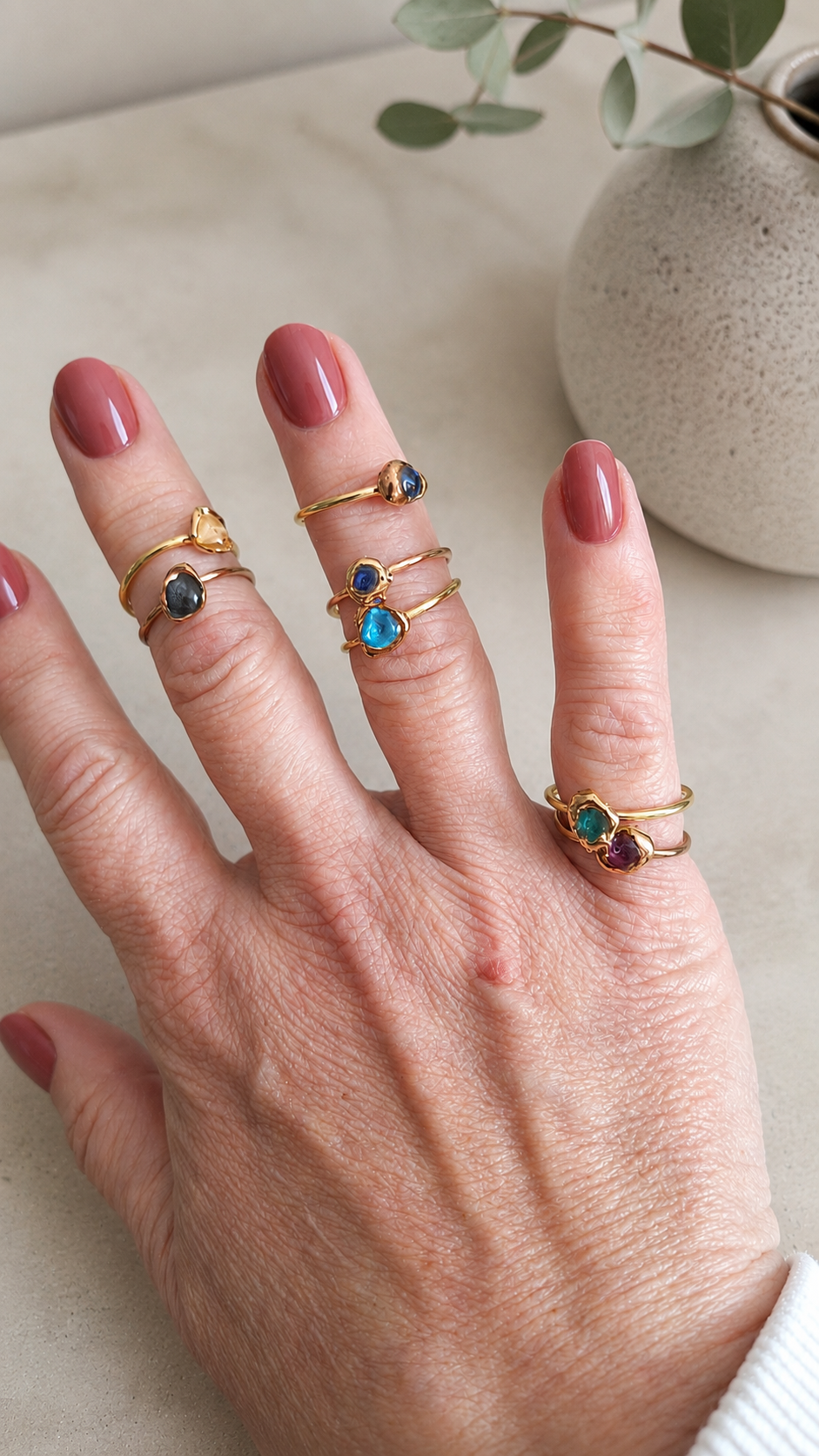 Anello artigianale in ottone naturale con goccia di colore, piccoli germogli - immagine 4