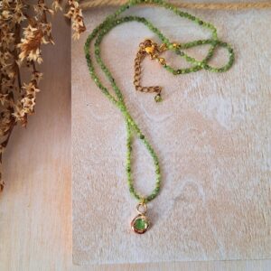 Collana Germoglio con peridoto naturale e ciondolo artigianale in ottone fuso a mano.