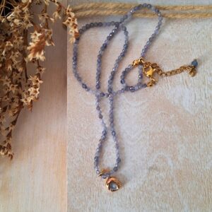Collana girocollo con pietra iolite naturale, ciondolo in ottone fatto a mano