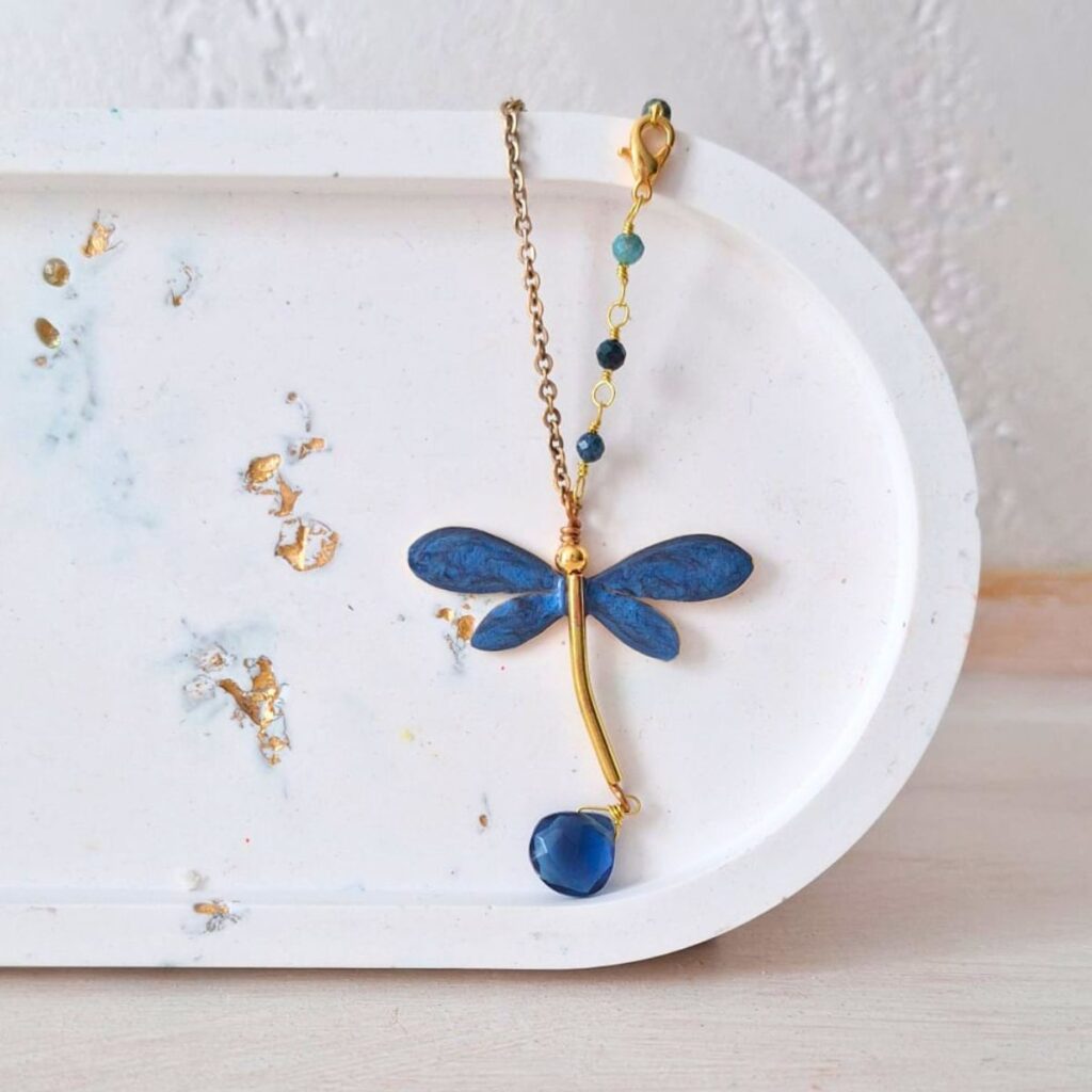 Collana libellula blu in ottone – Gioiello artigianale simbolo di nuovi inizi