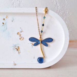 Collana libellula blu in ottone – Gioiello artigianale simbolo di nuovi inizi