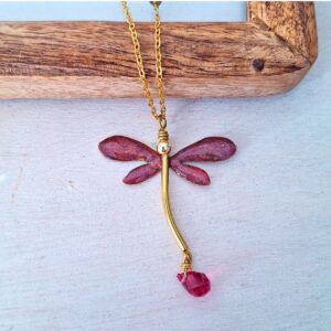 Collana libellula borgogna in ottone, gioiello artigianale con significato