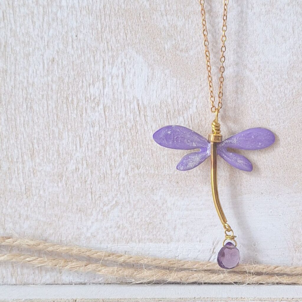 Collana libellula lavanda in ottone, gioiello artigianale con significato