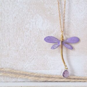 Collana libellula lavanda in ottone, gioiello artigianale con significato