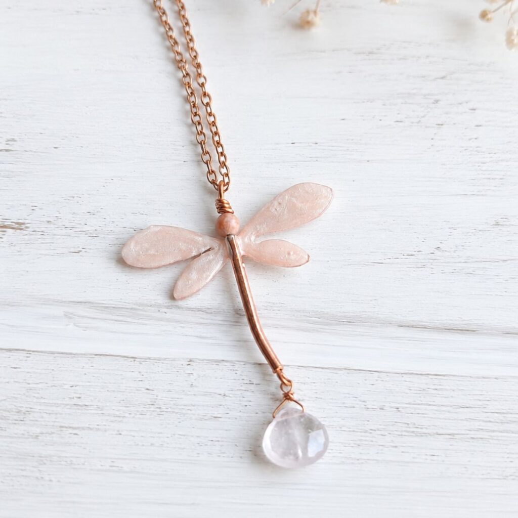 Collana con ciondolo libellula color rosa cipria in rame, gioiello artigianale ispirato alla natura