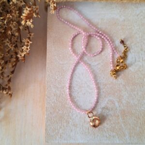 Collana girocollo con quarzo rosa naturale, ciondolo in ottone fatto a mano