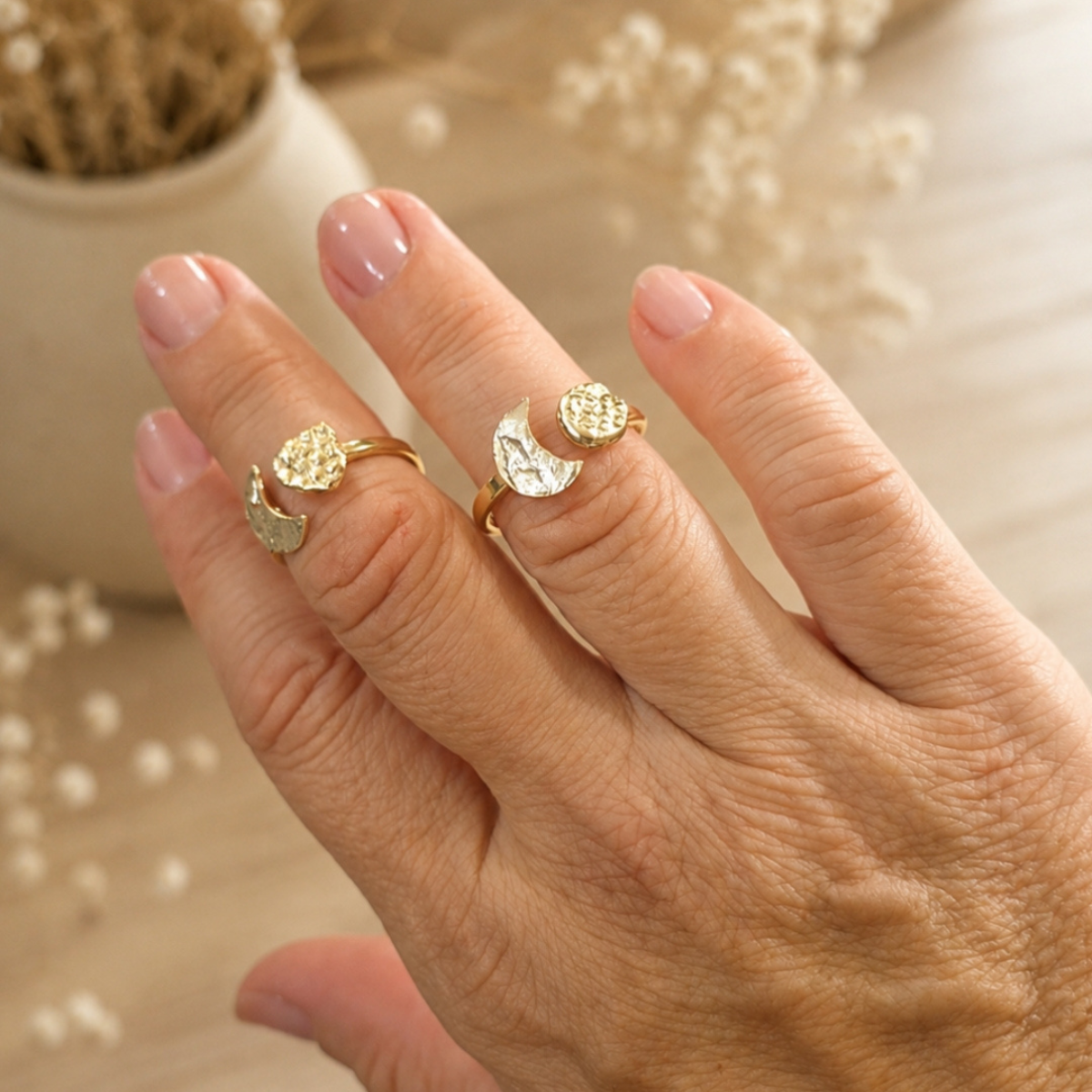 Anello Eclissi in ottone indossato sulla mano