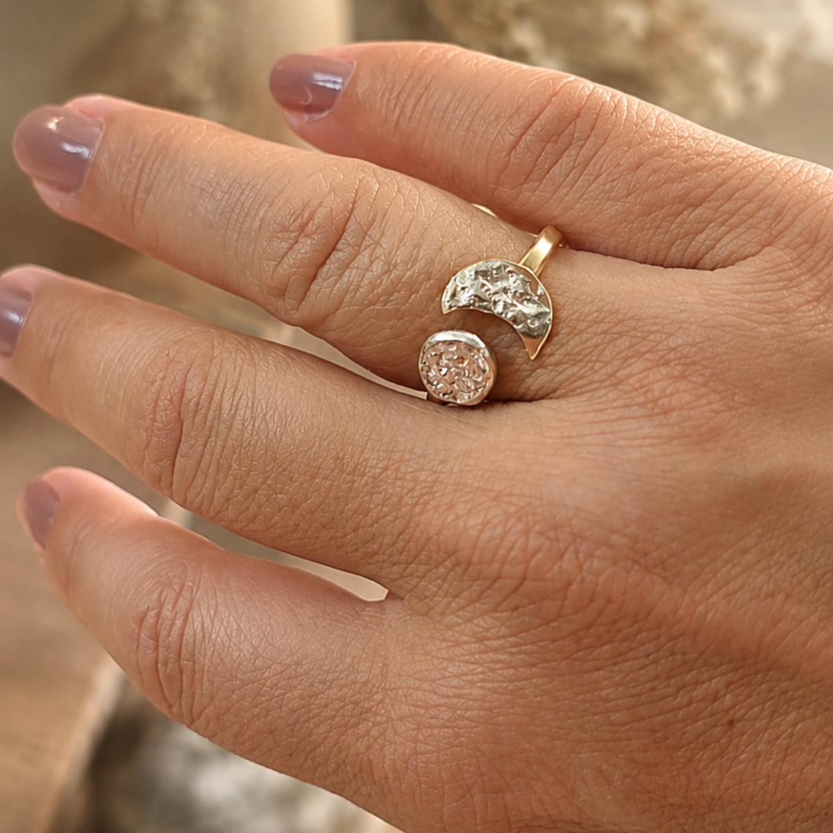 Anello Eclissi in ottone indossato sulla mano