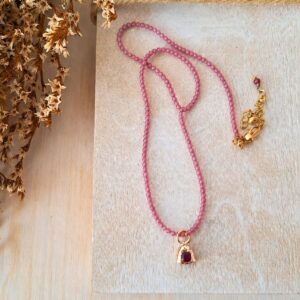 Collana girocollo con giada rosa, ciondolo in ottone fatto a mano