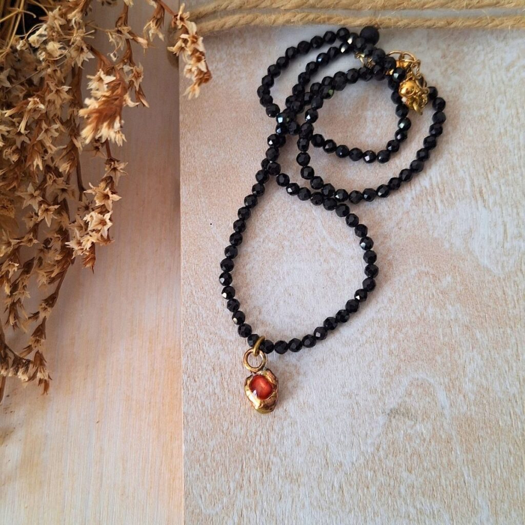 Collana girocollo con pietra spinello nero, ciondolo in ottone fatto a mano