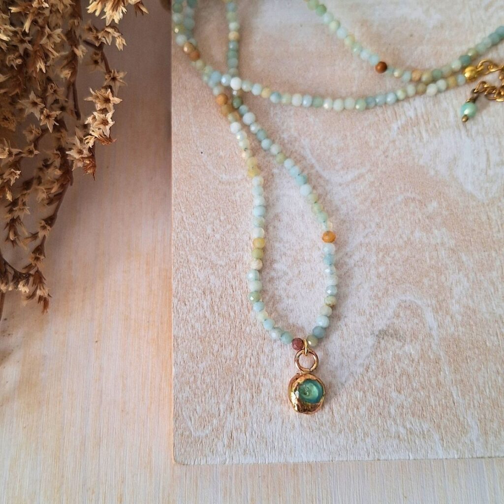 Collana girocollo con amazzonite naturale, ciondolo in ottone fatto a mano