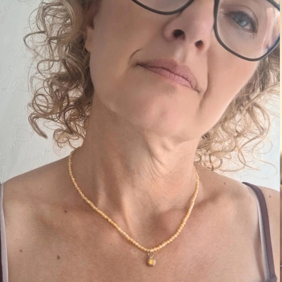 Collana girocollo con quarzo citrino naturale, ciondolo in ottone fatto a mano - immagine 3