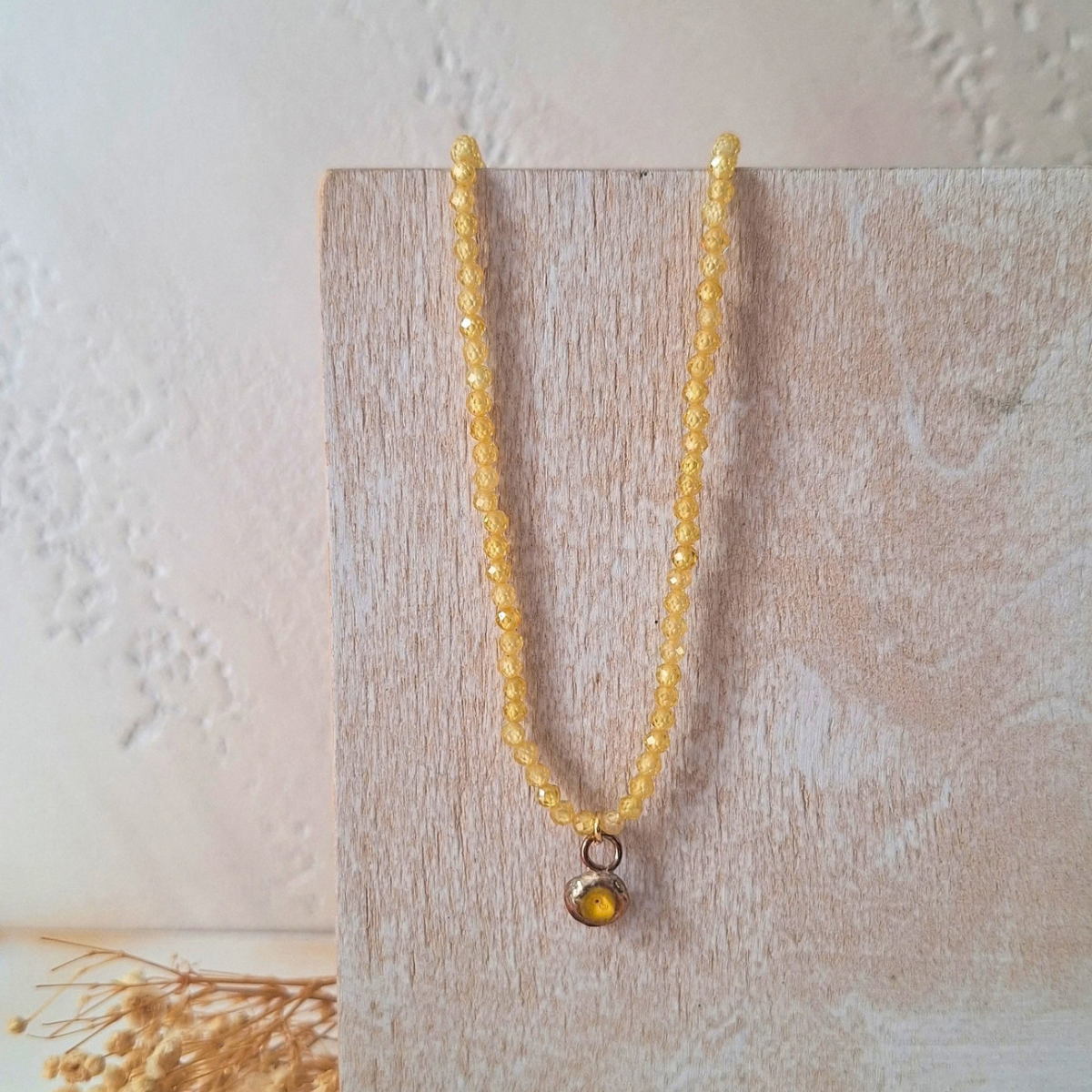 Collana girocollo con quarzo citrino naturale, ciondolo in ottone fatto a mano - immagine 4