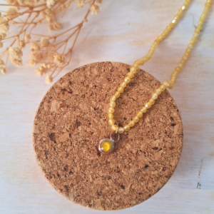 Collana girocollo con quarzo citrino naturale, ciondolo in ottone fatto a mano