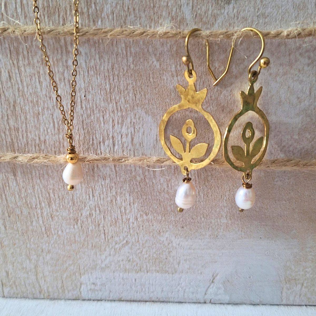 Set orecchini e ciondolo con melograno artigianali in ottone – stile Regency - immagine 4