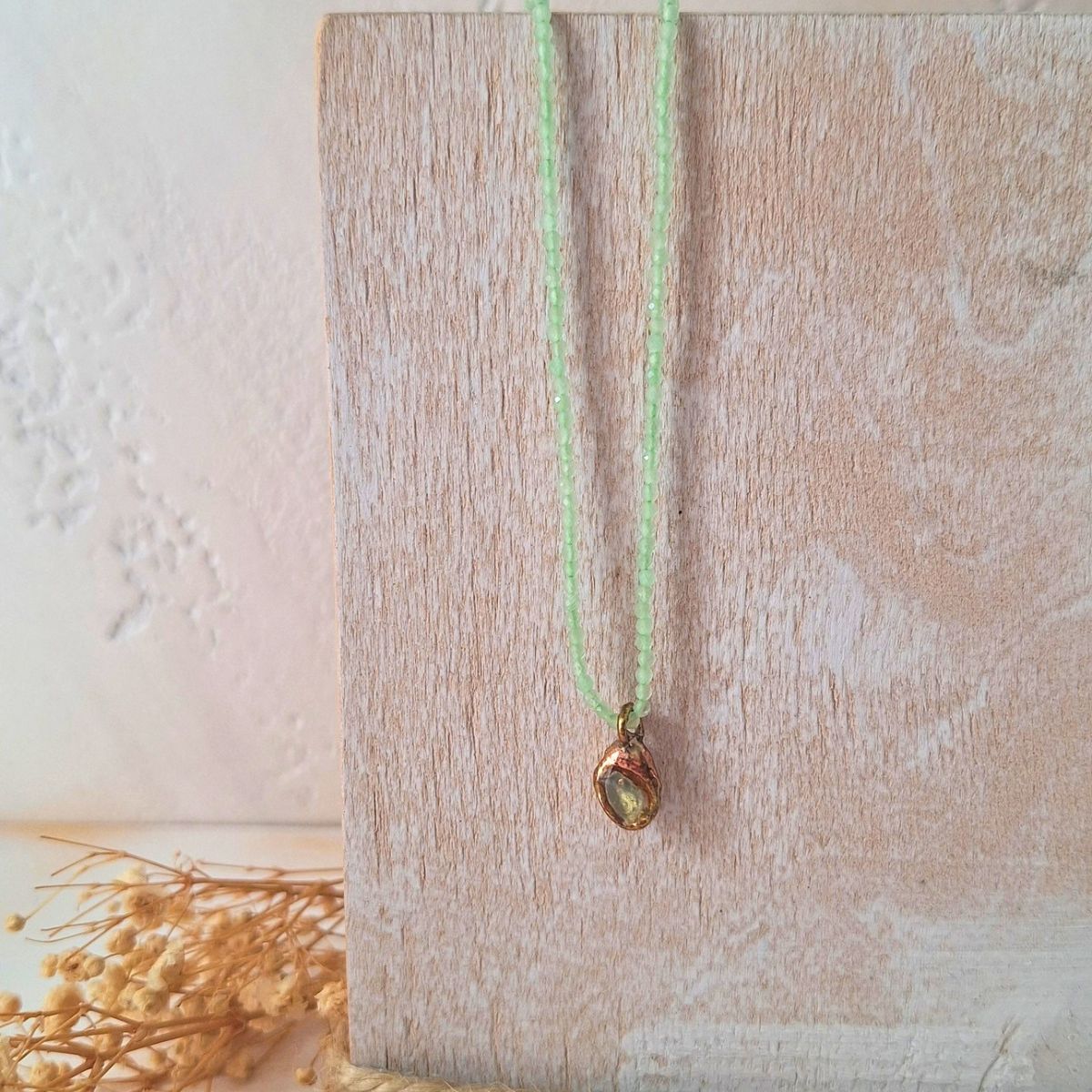 Collana girocollo con calcedonio verde naturale, ciondolo in ottone fatto a mano - immagine 4