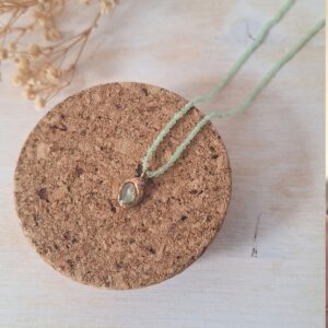 Collana girocollo con calcedonio verde naturale, ciondolo in ottone fatto a mano