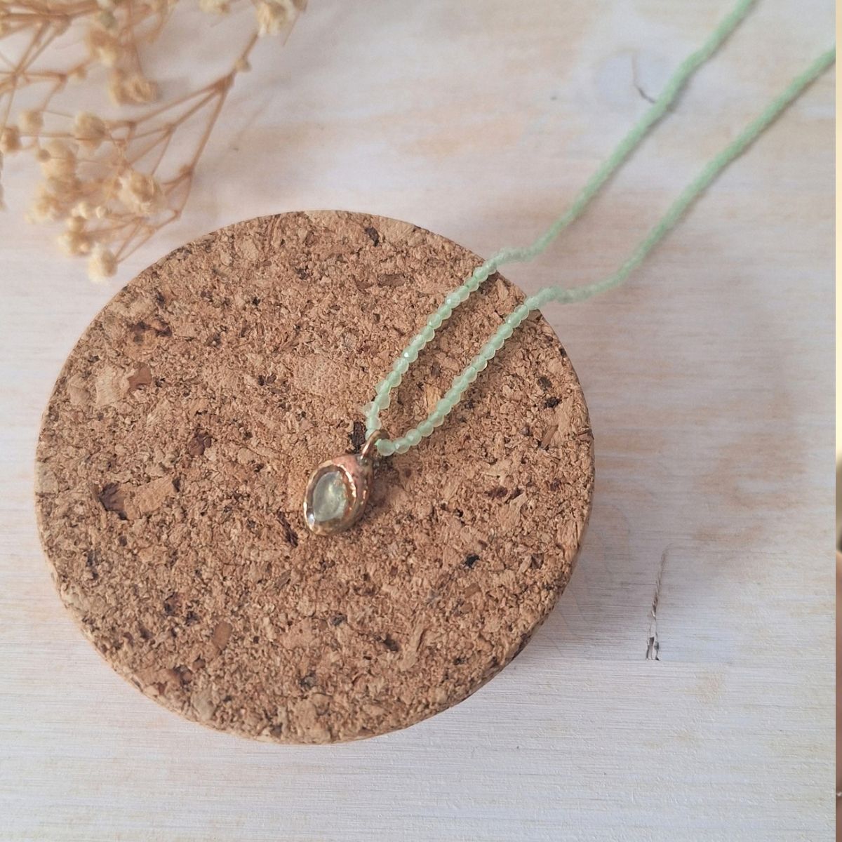 Collana girocollo con calcedonio verde naturale, ciondolo in ottone fatto a mano