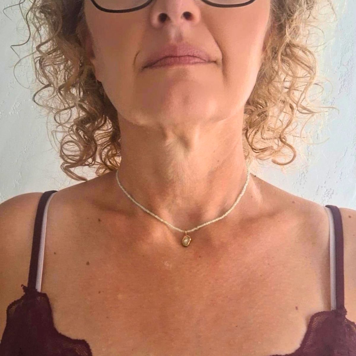 Collana girocollo con calcedonio verde naturale, ciondolo in ottone fatto a mano - immagine 2