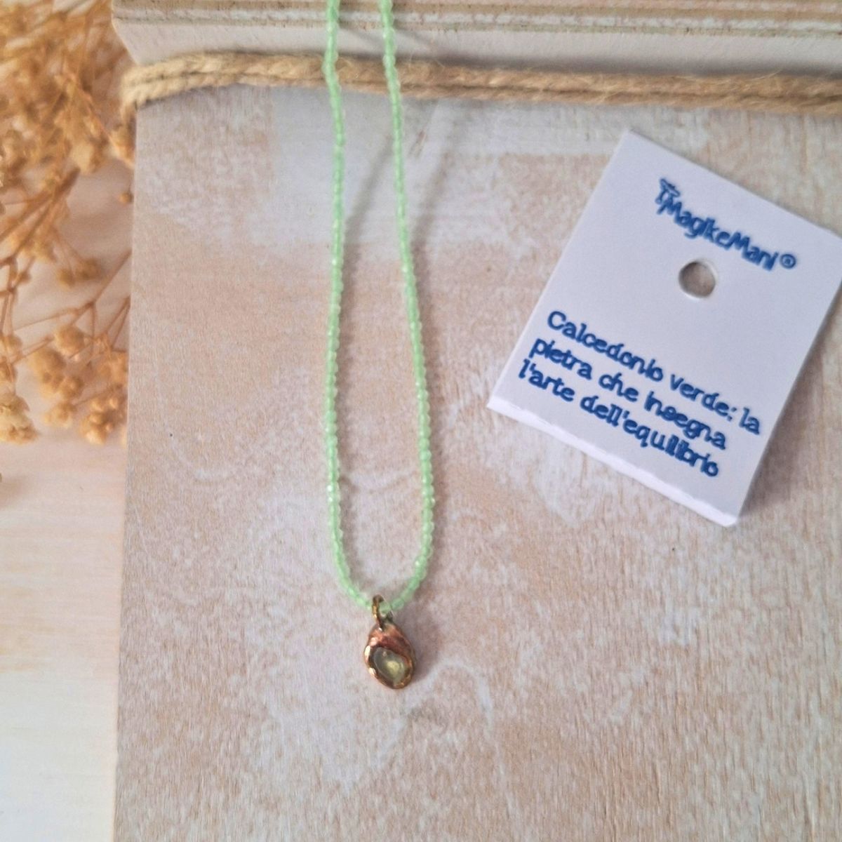 Collana girocollo con calcedonio verde naturale, ciondolo in ottone fatto a mano - immagine 3