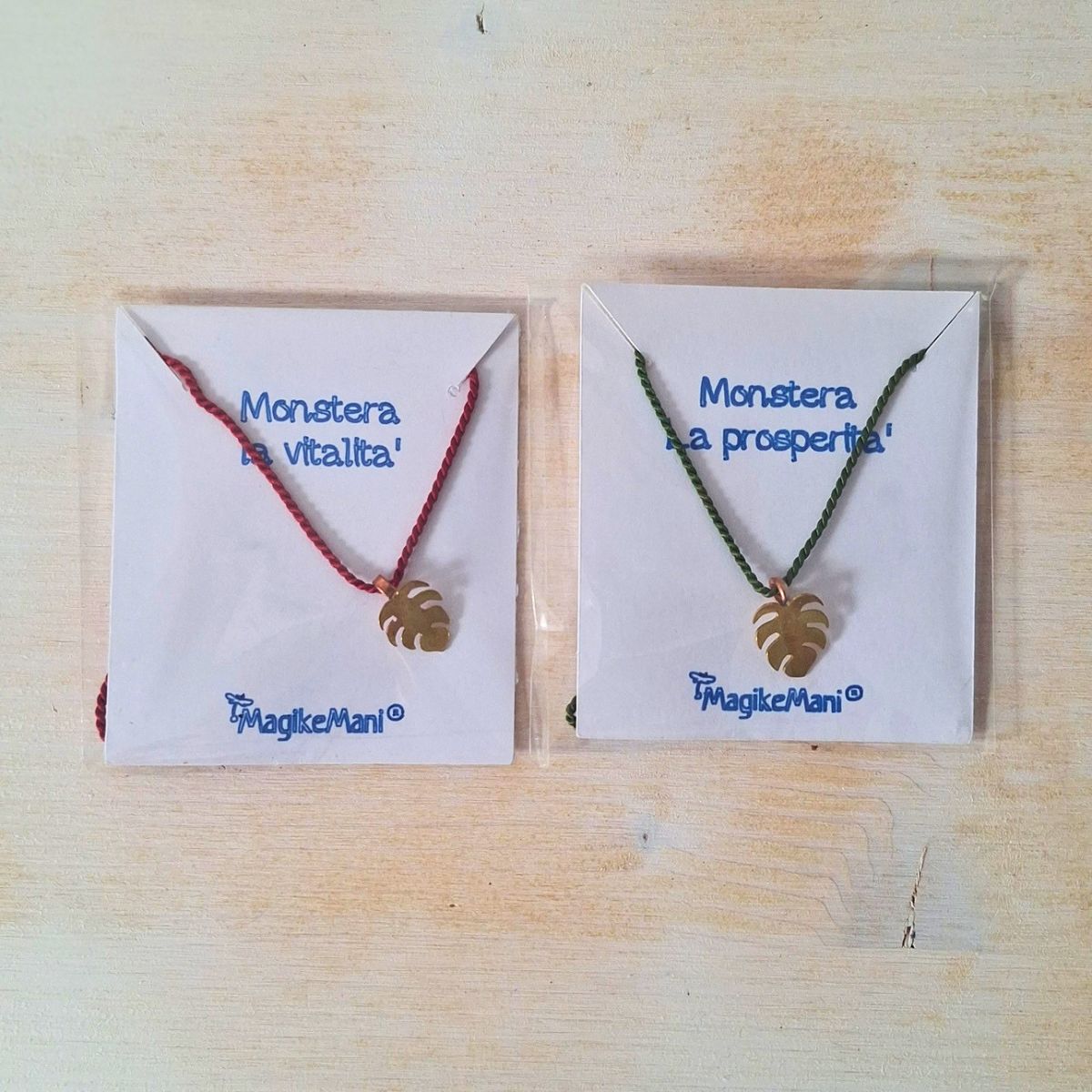 Collana monstera artigianale in ottone – Fogliolina simbolo di prosperità - immagine 3