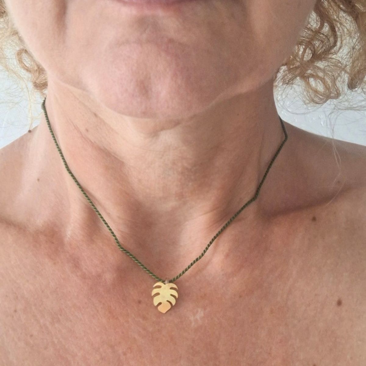 Collana monstera artigianale in ottone – Fogliolina simbolo di prosperità - immagine 2
