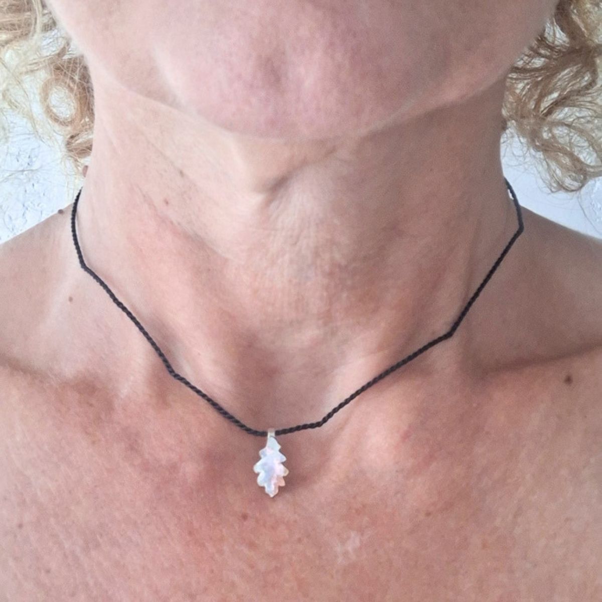 Collana quercia artigianale in ottone – Fogliolina simbolo di forza interiore - immagine 2