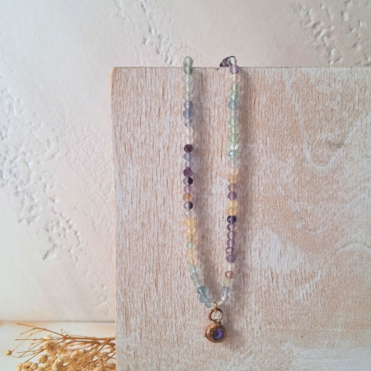 Collana girocollo con fluorite naturale, ciondolo in ottone fatto a mano - immagine 3
