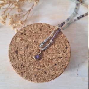 Collana girocollo con fluorite naturale, ciondolo in ottone fatto a mano
