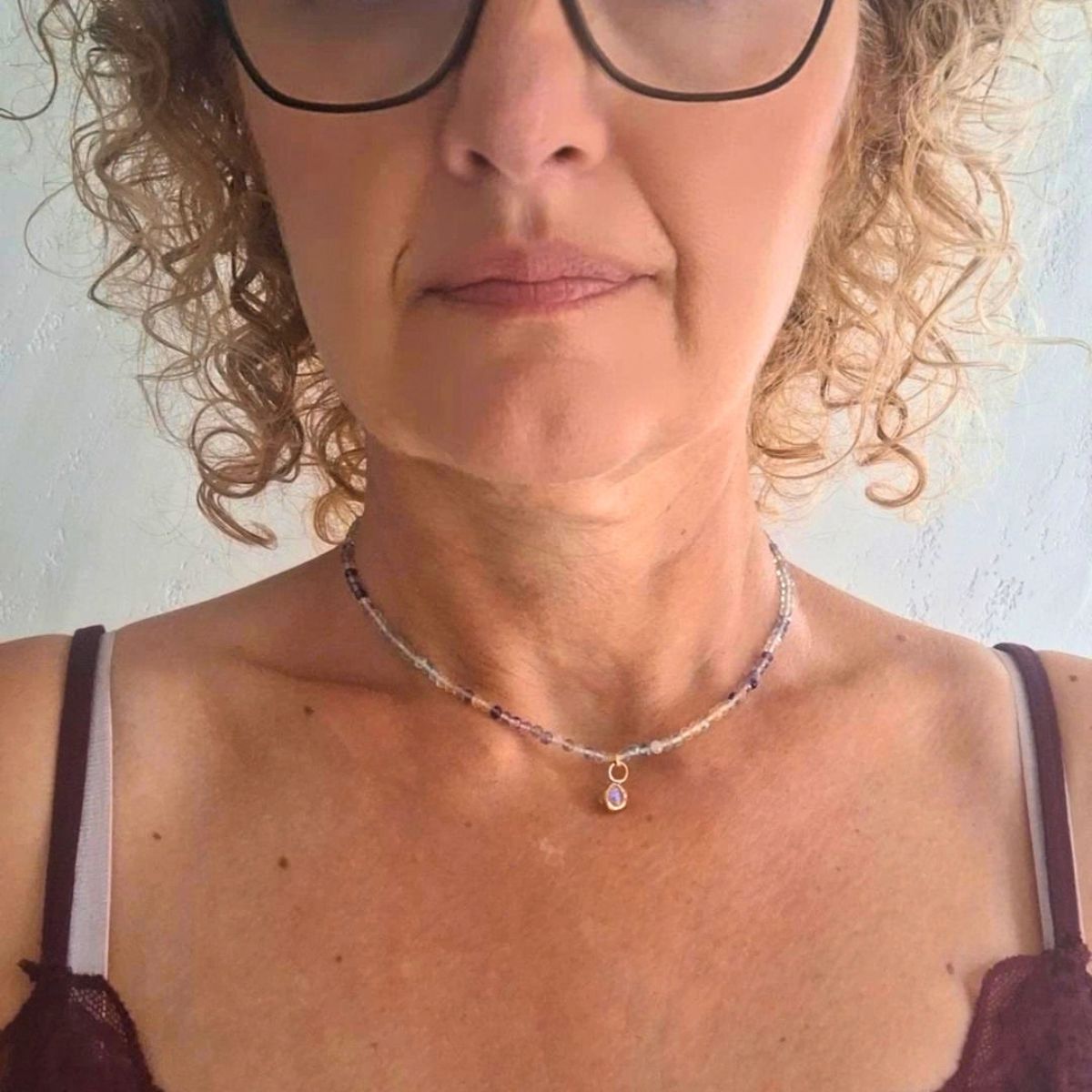 Collana girocollo con fluorite naturale, ciondolo in ottone fatto a mano - immagine 4