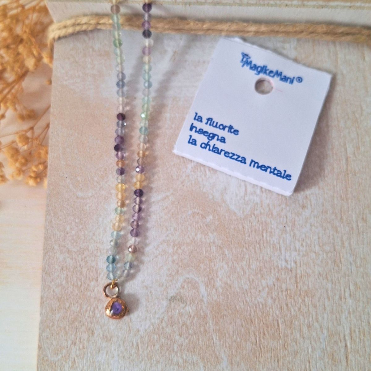 Collana girocollo con fluorite naturale, ciondolo in ottone fatto a mano - immagine 2