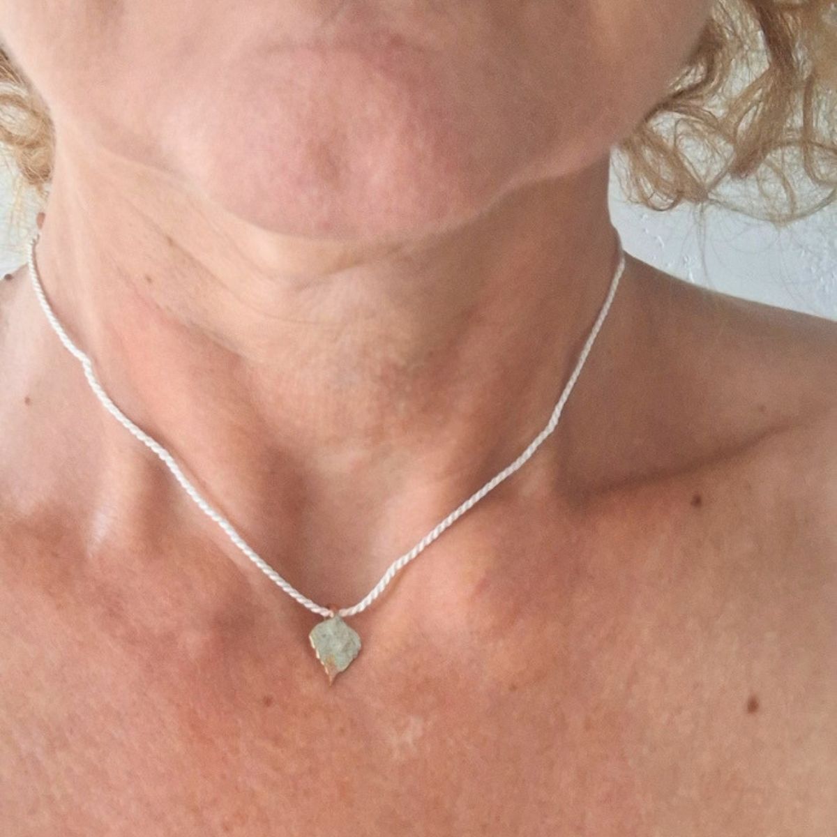 Collana betulla artigianale in ottone – Fogliolina simbolo di perseveranza - immagine 2