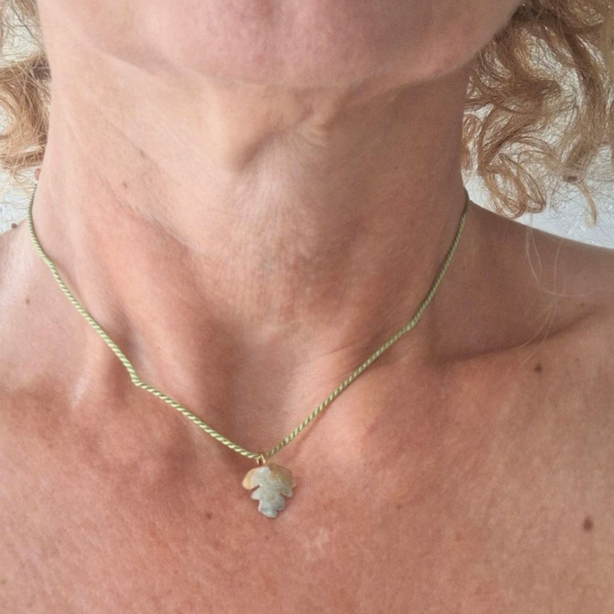 Collana biancospino artigianale in ottone – Fogliolina simbolo di speranza - immagine 3