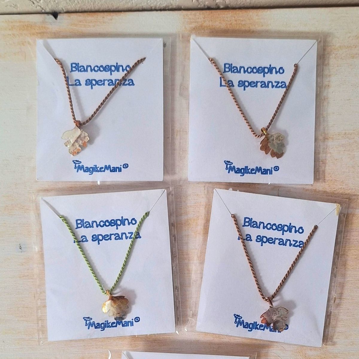 Collana biancospino artigianale in ottone – Fogliolina simbolo di speranza - immagine 2