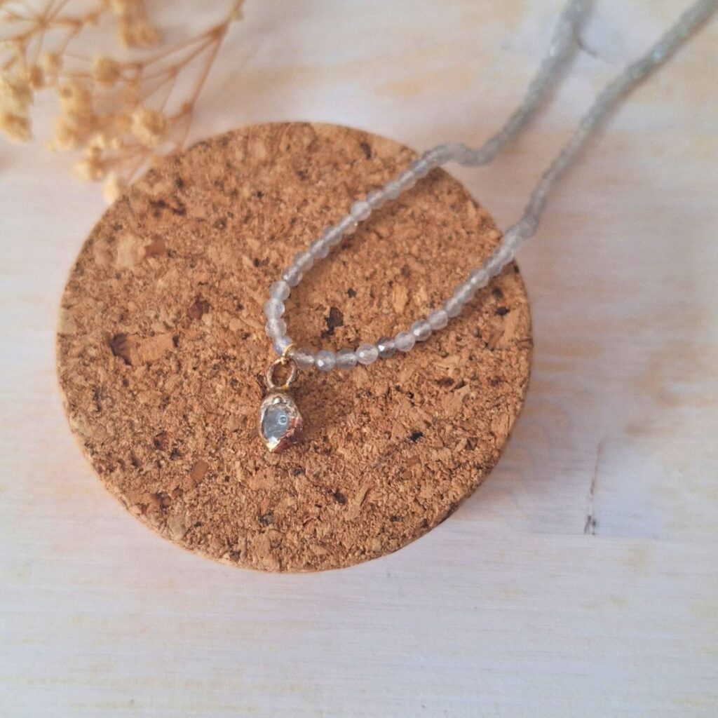 Collana girocollo con labradorite naturale, ciondolo in ottone fatto a mano