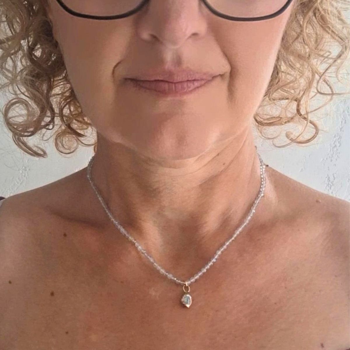 Collana girocollo con labradorite naturale, ciondolo in ottone fatto a mano - immagine 3