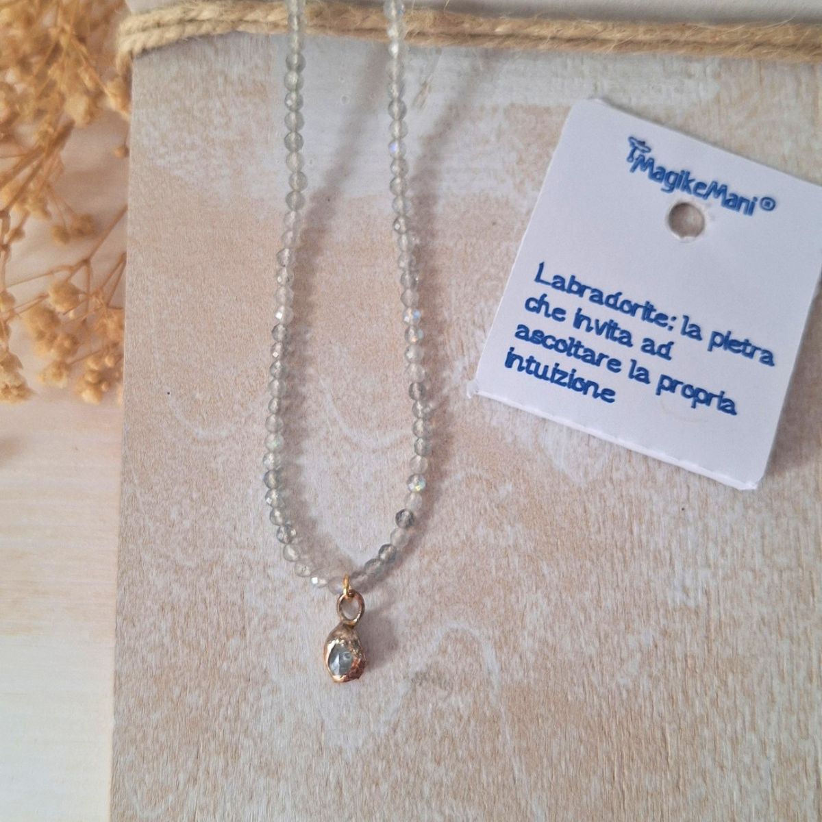 Collana girocollo con labradorite naturale, ciondolo in ottone fatto a mano - immagine 2
